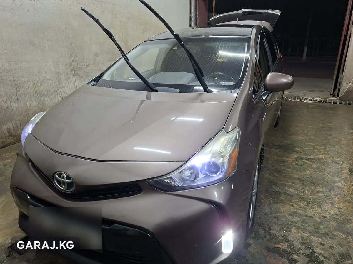 Toyota Prius Alpha 2017, Бишкек