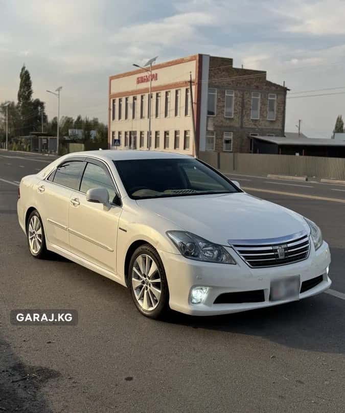 Toyota Crown 2011, Узген