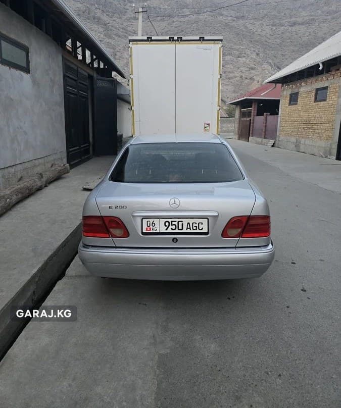 Mercedes-Benz E-Class 1998, Араван